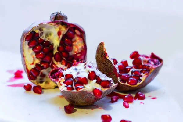 Sulu parlak nar. Meyve natürmort. Nar ile natürmort. Nar kesti. Nar kemikler.