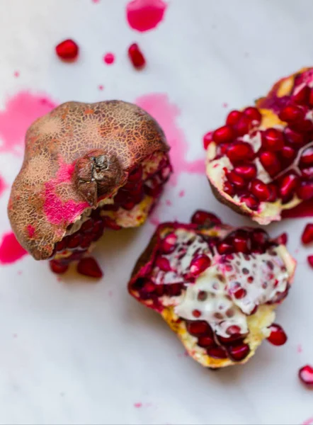 Sulu parlak nar. Meyve natürmort. Nar ile natürmort. Nar kesti. Nar kemikler.