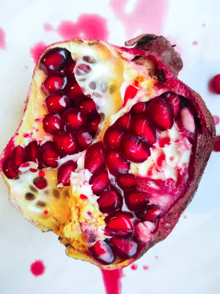 Sulu parlak nar. Meyve natürmort. Nar ile natürmort. Nar kesti. Nar kemikler.