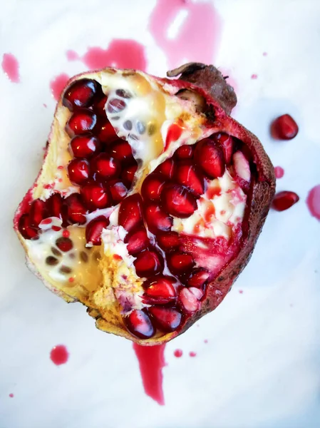 Sulu parlak nar. Meyve natürmort. Nar ile natürmort. Nar kesti. Nar kemikler.