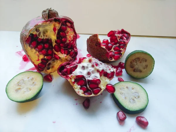 Sulu parlak nar. Meyve natürmort. Nar ile natürmort. Nar kesti. Nar kemikler.