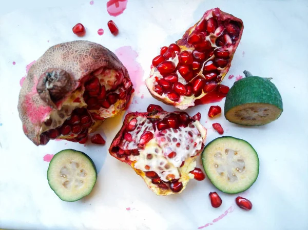 Sulu parlak nar. Meyve natürmort. Nar ile natürmort. Nar kesti. Nar kemikler.