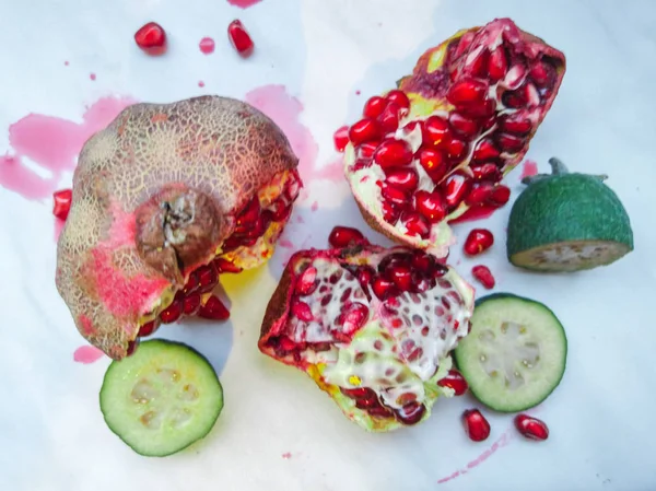 Sulu parlak nar. Meyve natürmort. Nar ile natürmort. Nar kesti. Nar kemikler.