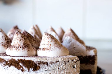 Krem ve beyaz tiramisu pasta. Pasta çay için. Kremalı pasta. Çay pasta ile. Başyapıt pişirme. 