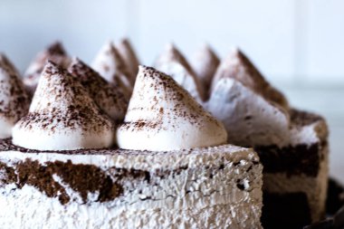 Krem ve beyaz tiramisu pasta. Pasta çay için. Kremalı pasta. Çay pasta ile. Başyapıt pişirme. 