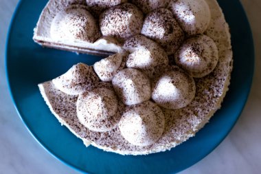 Krem ve beyaz tiramisu pasta. Pasta çay için. Kremalı pasta. Çay pasta ile. Başyapıt pişirme. 