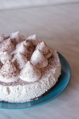 Krem ve beyaz tiramisu pasta. Pasta çay için. Kremalı pasta. Çay pasta ile. Başyapıt pişirme. 
