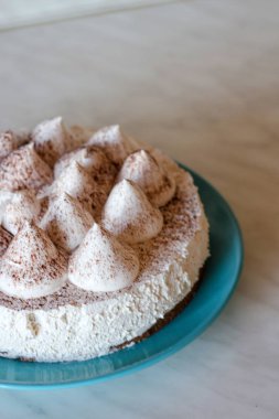 Krem ve beyaz tiramisu pasta. Pasta çay için. Kremalı pasta. Çay pasta ile. Başyapıt pişirme. 