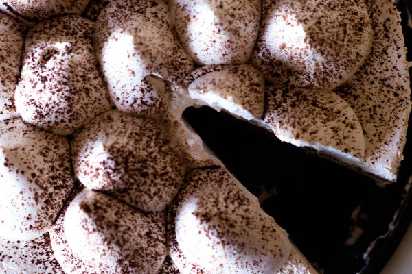 Krem ve beyaz tiramisu pasta. Pasta çay için. Kremalı pasta. Çay pasta ile. Başyapıt pişirme. 