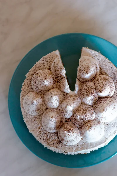 Krem ve beyaz tiramisu pasta. Pasta çay için. Kremalı pasta. Çay pasta ile. Başyapıt pişirme. 