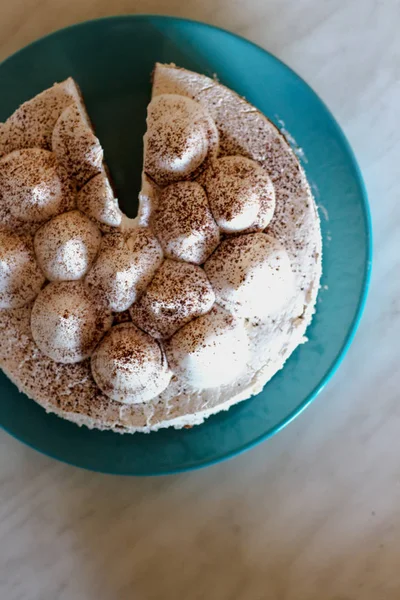 Krem ve beyaz tiramisu pasta. Pasta çay için. Kremalı pasta. Çay pasta ile. Başyapıt pişirme. 
