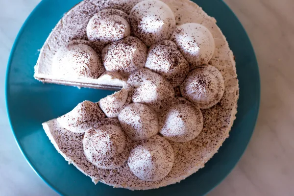 Krem ve beyaz tiramisu pasta. Pasta çay için. Kremalı pasta. Çay pasta ile. Başyapıt pişirme. 