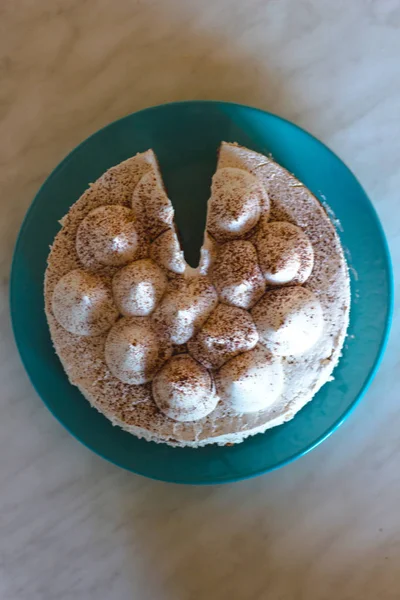 Krem ve beyaz tiramisu pasta. Pasta çay için. Kremalı pasta. Çay pasta ile. Başyapıt pişirme. 