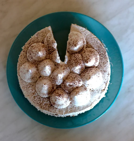 Krem ve beyaz tiramisu pasta. Pasta çay için. Kremalı pasta. Çay pasta ile. Başyapıt pişirme. 