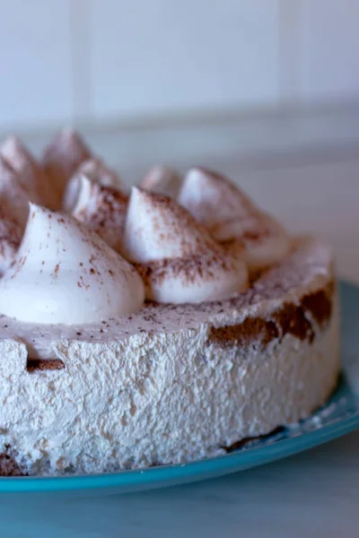 Krem ve beyaz tiramisu pasta. Pasta çay için. Kremalı pasta. Çay pasta ile. Başyapıt pişirme. 