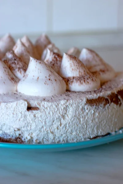 Krem ve beyaz tiramisu pasta. Pasta çay için. Kremalı pasta. Çay pasta ile. Başyapıt pişirme. 