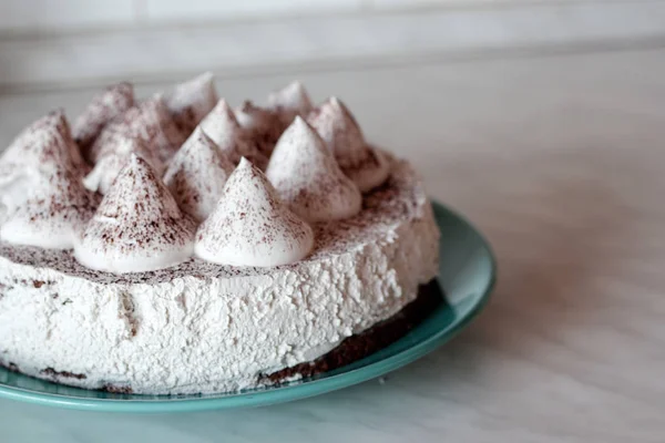 Krem ve beyaz tiramisu pasta. Pasta çay için. Kremalı pasta. Çay pasta ile. Başyapıt pişirme. 