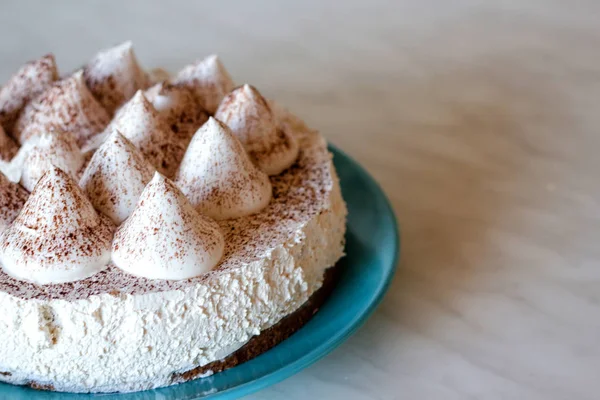 Krem ve beyaz tiramisu pasta. Pasta çay için. Kremalı pasta. Çay pasta ile. Başyapıt pişirme. 