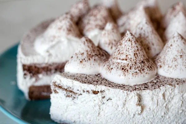 Krem ve beyaz tiramisu pasta. Pasta çay için. Kremalı pasta. Çay pasta ile. Başyapıt pişirme. 