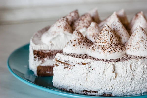 Krem ve beyaz tiramisu pasta. Pasta çay için. Kremalı pasta. Çay pasta ile. Başyapıt pişirme. 