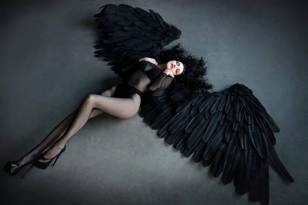 Чуттєва Брюнетка Жінка Позує Темному Костюмі Ангела — стокове фото