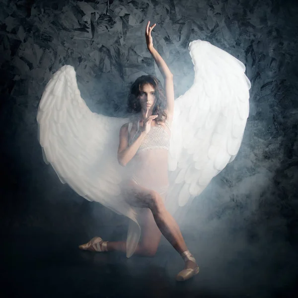 Baletka Krajkové Prádlo Anděl Křídla Tančí Tmavém Pozadí Kamene — Stock fotografie