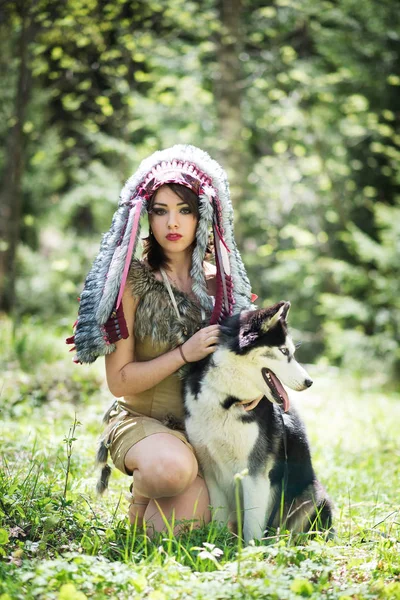 Mujer Joven Gorros Indios Rojos Tradicionales Posando Con Husky Negro — Foto de Stock