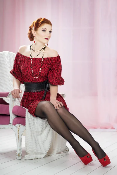 Preciosa Mujer Joven Con Peinado Vintage Maquillaje Vestido Rojo Sentado —  Fotos de Stock