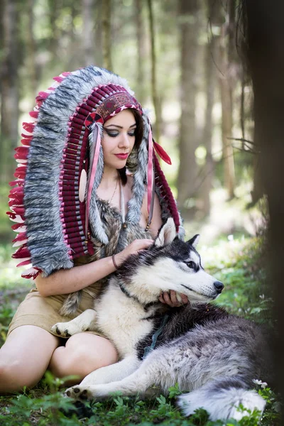 Giovane Donna Tradizionali Cappelli Guerra Indiani Rossi Posa Con Husky — Foto Stock