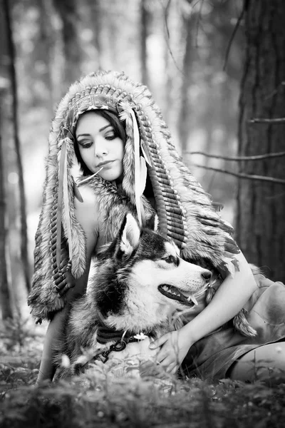 Young Woman Traditional Red Indian Warbonnets Posing Black Husky Monochrome — Stock Photo, Image
