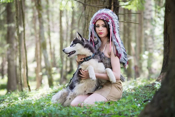 Ung Kvinna Traditionell Röd Indisk Warbonnets Poserar Med Svart Husky — Stockfoto