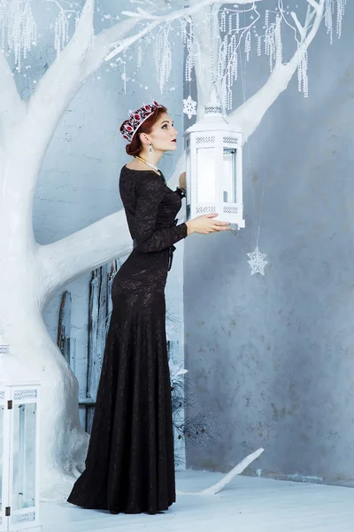 Элегантная Женщина Черном Платье Рубиновая Корона Позирует Интерьере Зимнего Декора — стоковое фото