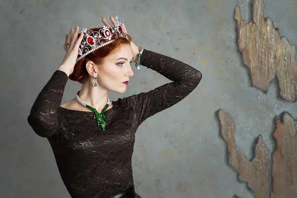 Портрет Элегантной Женщины Короне Рубинами Ожерельем Зелеными Драгоценными Камнями Сером — стоковое фото