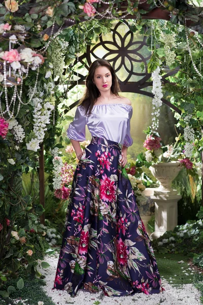 Młoda Kobieta Elegancka Luksusowy Sukienka Kwiatowy Wydruku Pozowanie Pod Kwitnących — Zdjęcie stockowe