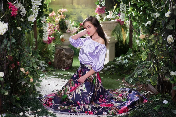 Молода Елегантна Жінка Розкішній Сукні Квітковим Принтом Сидить Позує Під — стокове фото