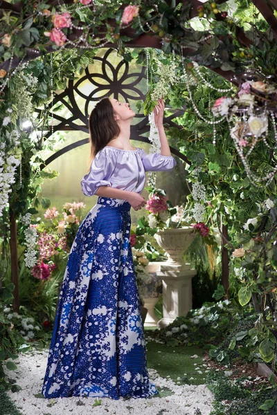 Giovane Donna Elegante Abito Seta Blu Posa Sotto Arco Fiore — Foto Stock