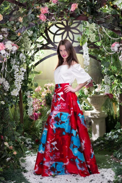 Mujer Joven Elegante Vestido Seda Roja Lujo Con Patrón Floral — Foto de Stock