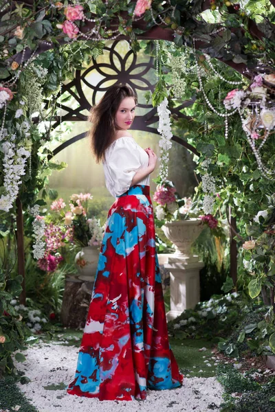 Młoda Kobieta Stylowe Luksusowych Czerwona Spódnica Kwiatowy Wzór Pozowanie Pod — Zdjęcie stockowe
