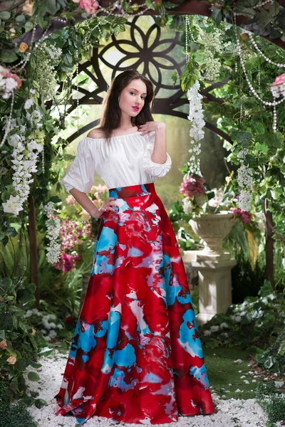 Młoda Kobieta Stylowe Luksusowych Czerwona Spódnica Kwiatowym Wzorem Jedwabna Bluzka — Zdjęcie stockowe