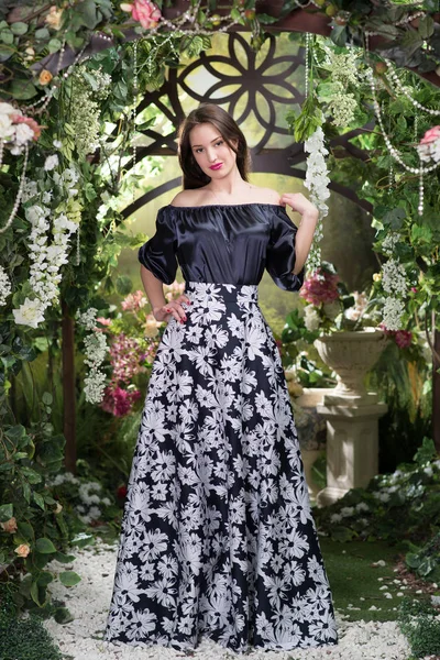 Joven Mujer Elegante Vestido Negro Lujo Ornamento Floral Posando Bajo — Foto de Stock