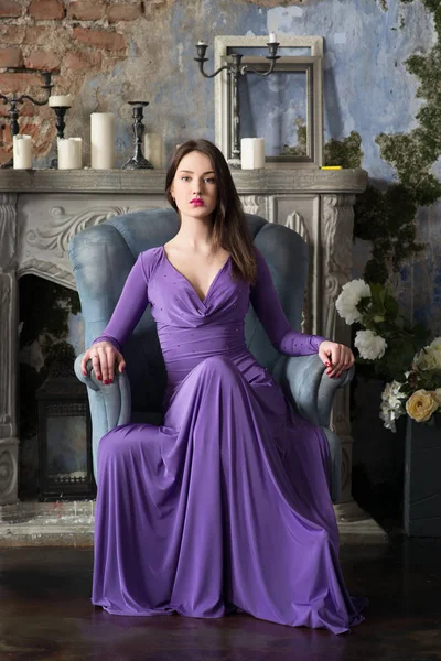 Elegancka Kobieta Fioletowa Sukienka Siedząc Fotelu Vintage Pozowanie Stare Opuszczone — Zdjęcie stockowe