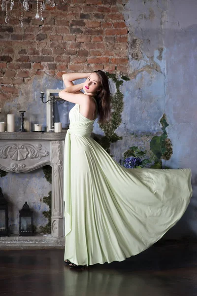 Elegante Mujer Vestido Verde Pastel Posando Viejo Interior Vintage Abandonado — Foto de Stock