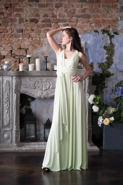 Elegancka Kobieta Sukni Koloru Pastelowej Zieleni Pozowanie Stare Opuszczone Wnętrza — Zdjęcie stockowe