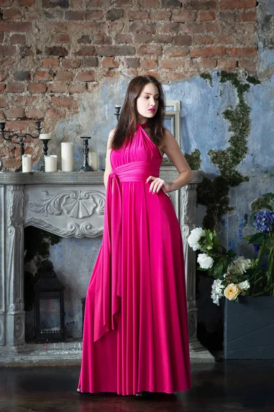 Mujer Elegante Vestido Fucsia Brillante Posando Viejo Interior Vintage Abandonado — Foto de Stock