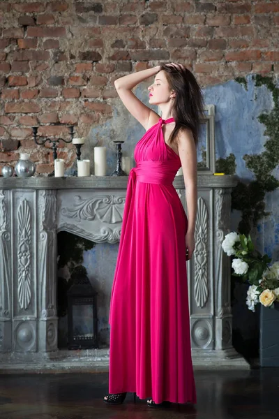 Mujer Elegante Vestido Rosa Brillante Posando Viejo Interior Vintage Abandonado — Foto de Stock