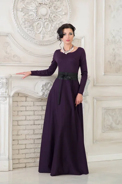 Mujer Morena Vestido Elegante Morado Posando Interior Vintage — Foto de Stock