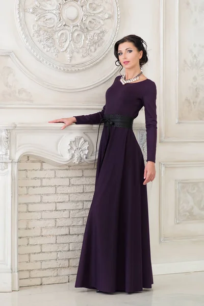 Брюнетка Фиолетовом Стильном Платье Позирует Винтажном Интерьере — стоковое фото