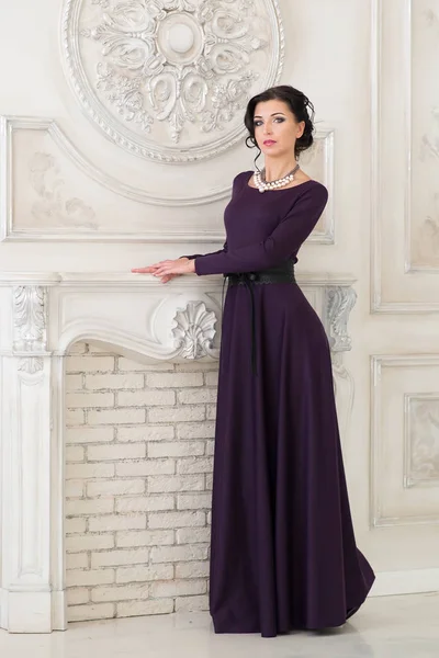 Brünette Frau Lila Stylischem Kleid Posiert Vintage Interieur — Stockfoto