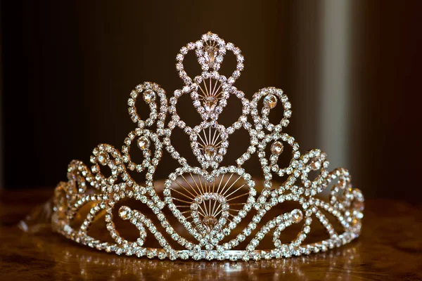 Zamknij Widok Drogich Diamond Diadem Podłoże Drewniane — Zdjęcie stockowe