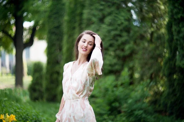 Молодая Стильная Женщина Шифонском Комбинезоне Позирует Зеленом Весеннем Парке — стоковое фото